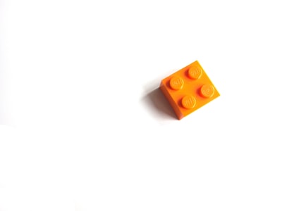 白色表面的橙色巨型积木玩具